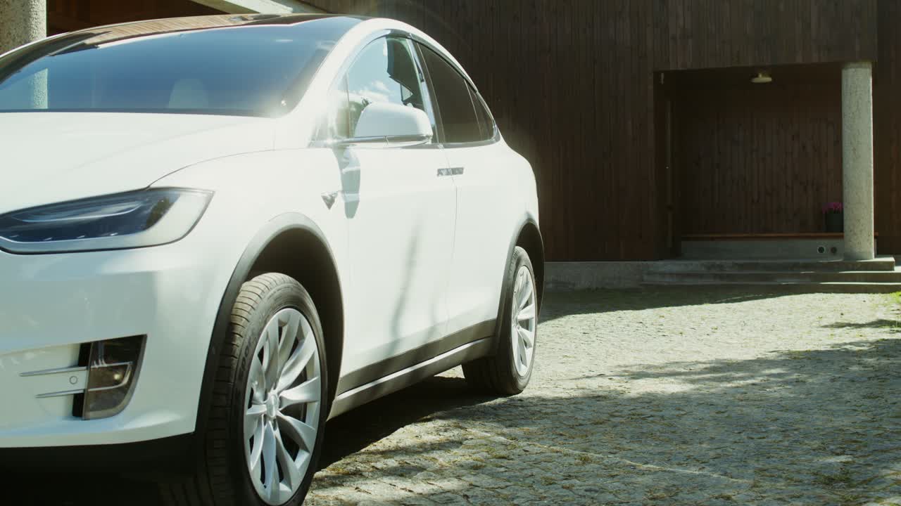 집에서 전기 자동차를 충전하는 것