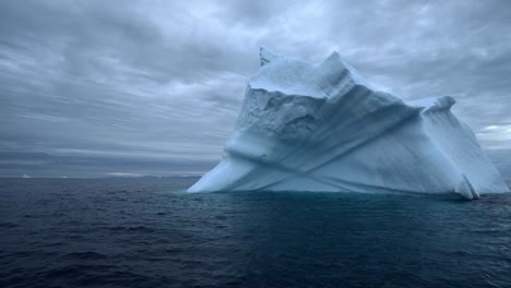 iceberg flotando en el océano ártico