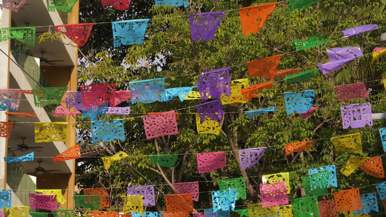 câmera lenta de bandeiras de festa no méxico