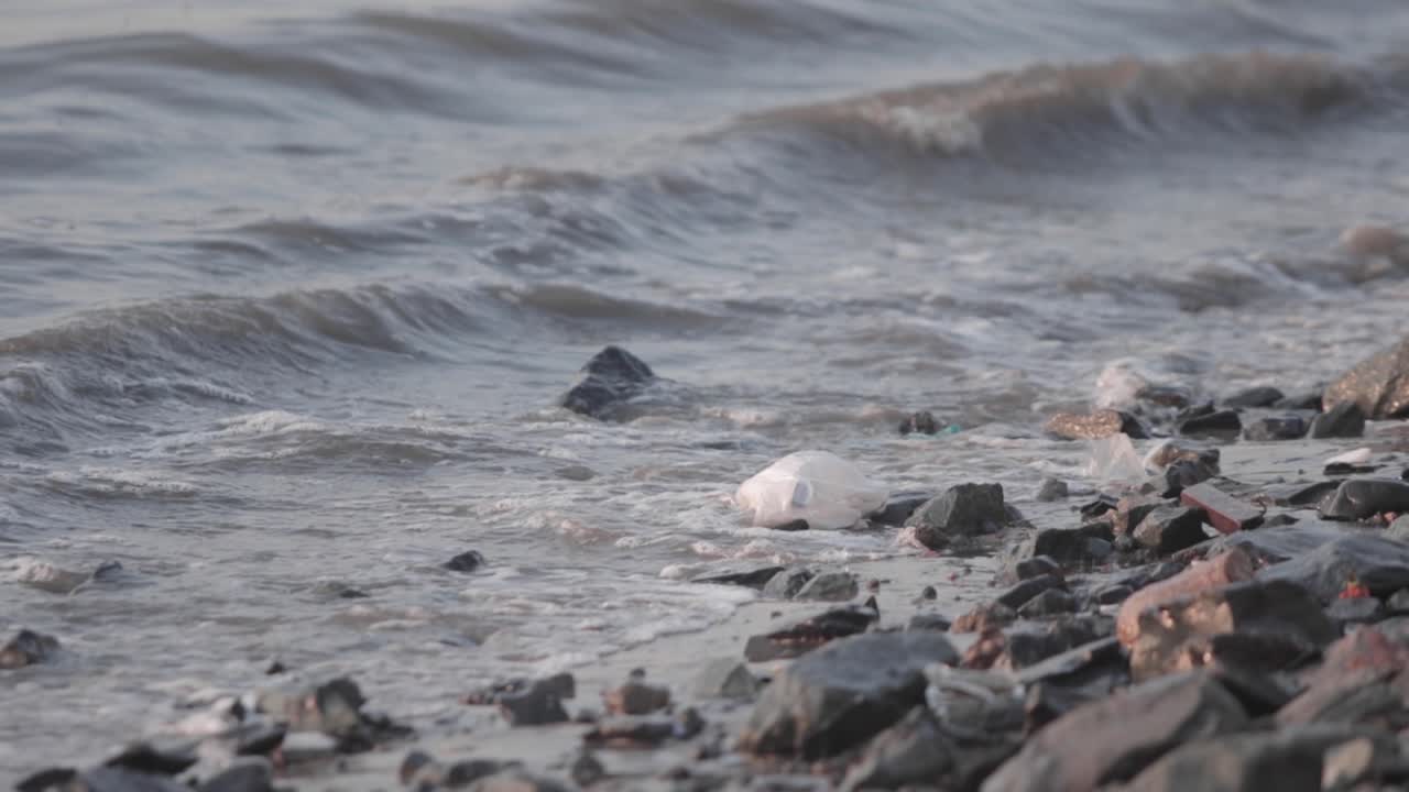 바다 해안에 플라스틱 세척