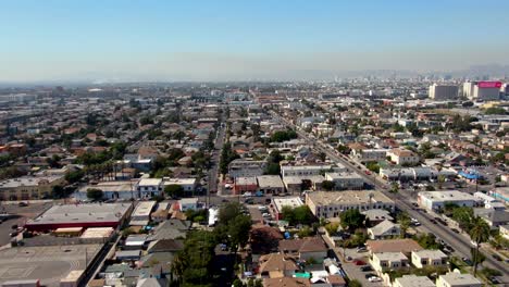 4K-Drohne-Neigt-Sich-Nach-Oben,-Das-Stadtbild-Im-Süden-Von-Los-Angeles