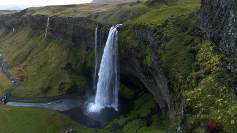 Famosa-Cascada-De-Seljalandsfoss-En-Islandia---Toma-Aérea-De-Drones