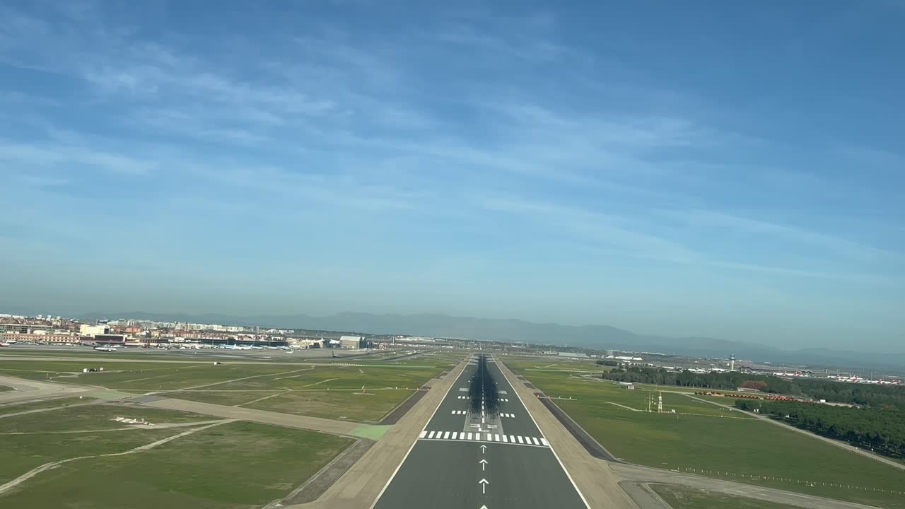 una pista de aterrizaje de un aeropuerto vista por los pilotos desde la cabina en un vuelo real en una brillante mañana de invierno