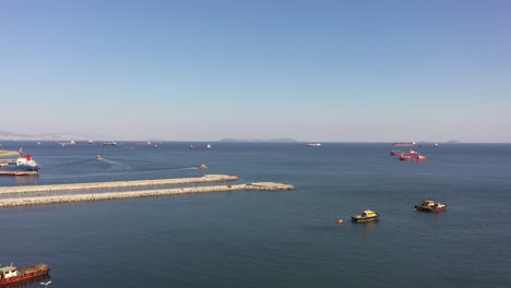 ferries de carga que se mueven en la costa del mar de mármara en estambul