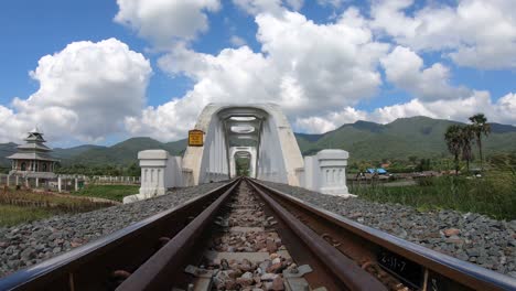 el paisaje de lapso de tiempo nubes puentes del tren en tailandia