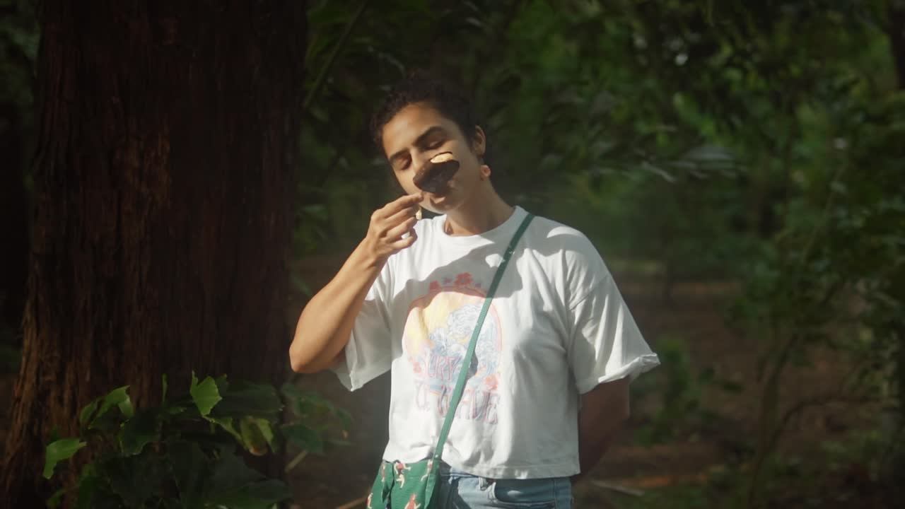 아이스크림을 먹는 여자.