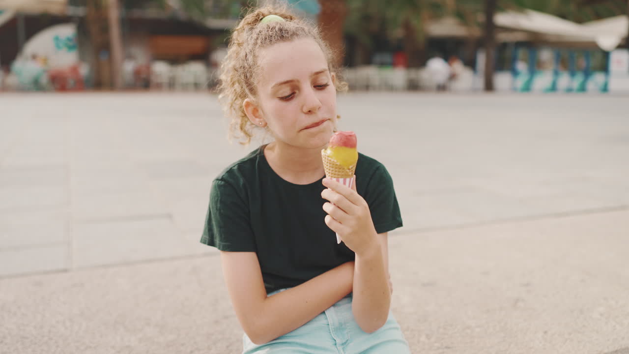 Tienermeisje geniet van een ijsje