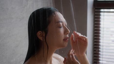 샤워하는 여자