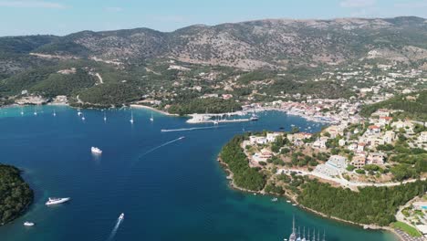 Pueblo-Costero-De-Syvota,-Puerto-Y-Hoteles-En-Epiro,-Grecia---Panorama-Aéreo