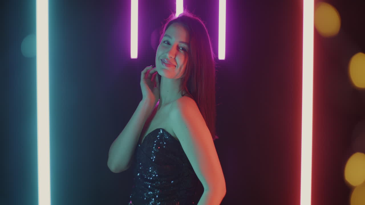 mujer elegante con luces de neón