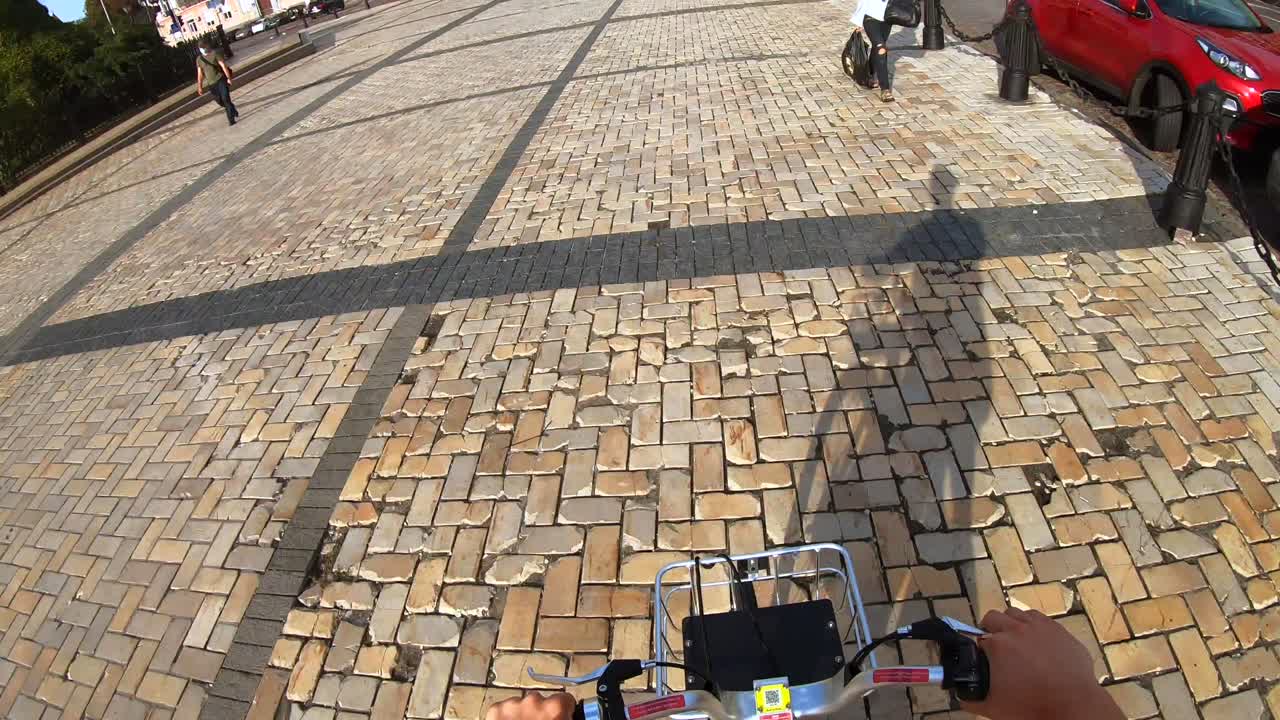 사람 들 과 자전거 를 타고 있는 도시 거리 풍경