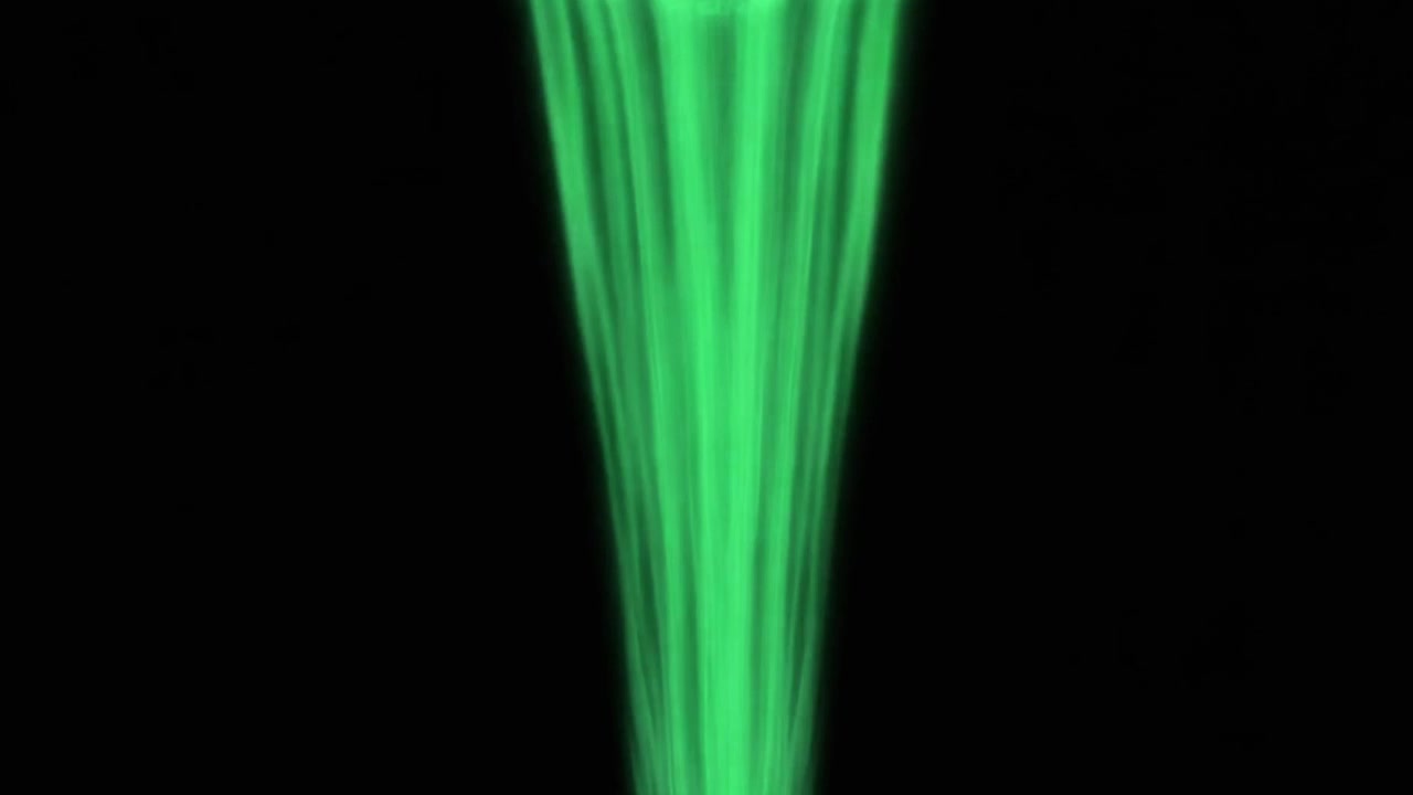 Fascio di luce verde astratto che fluisce verso il basso su sfondo nero