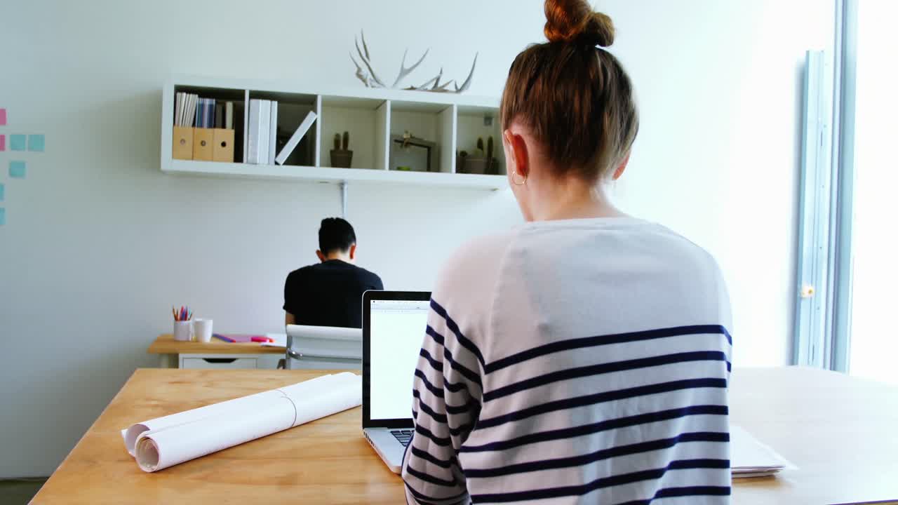 ejecutivo de negocios usando computadora portátil