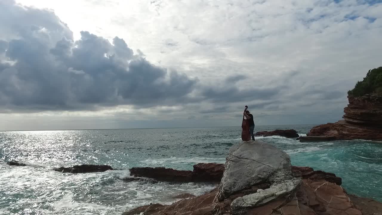 familia disfrutando de la orilla del mar