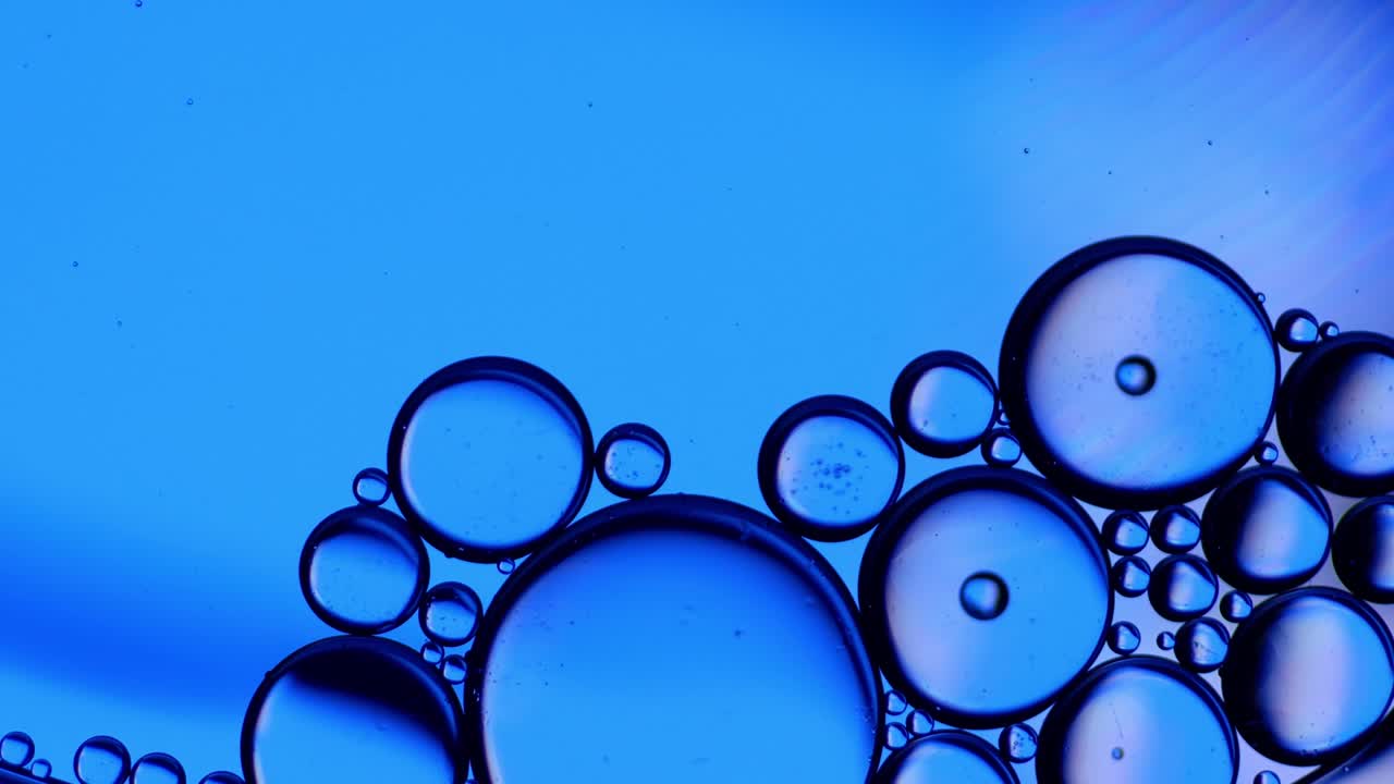 물 위에 떠다니는 기름방울의 다채로운 예술적. 추상적인 거품 배경