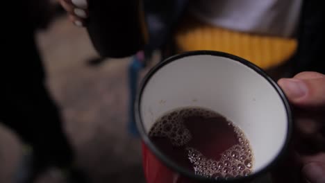 té vertido del termo a la taza roja a cámara lenta