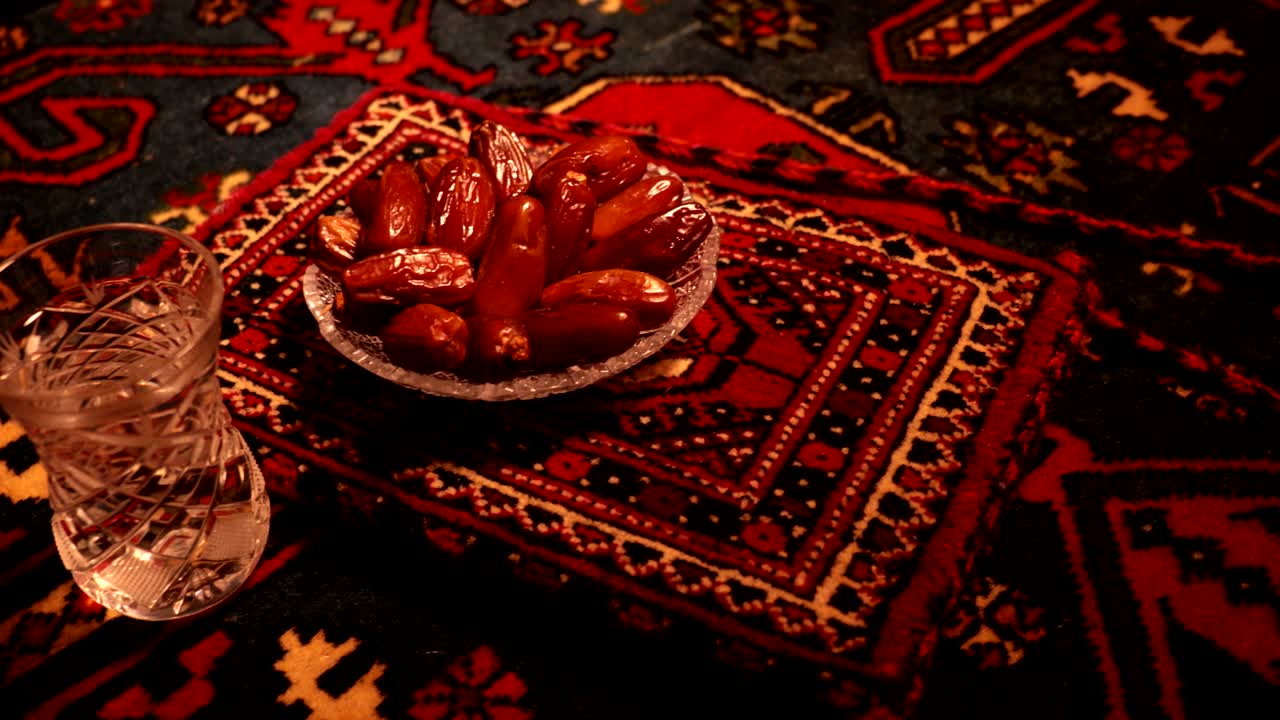 이프타르는 저녁 식사입니다. 장식의 슬라이더 뷰 라마단 카림 휴일 축제 축하 카드, 무슬림의 거룩한 달 라마단의 카림에 대한 초대. 어두운 배경. 선택적 초점