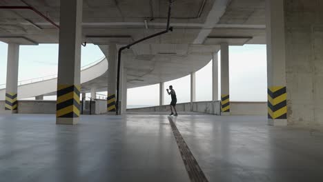 un joven boxeador en un estacionamiento, luchando con la sombra