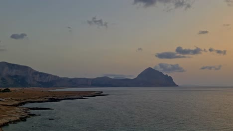 Vista-Panorámica-De-La-Hermosa-Baia-Santa-Margherita-Bahía-De-Macari-En-Sicilia-Al-Atardecer