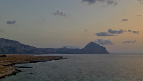 Schwenkblick-Auf-Die-Wunderschöne-Bucht-Baia-Santa-Margherita-Von-Macari-In-Sizilien-Bei-Sonnenuntergang