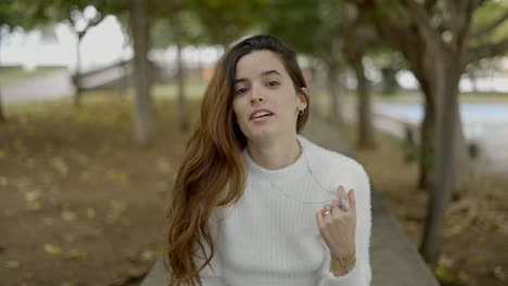 una mujer en un parque.