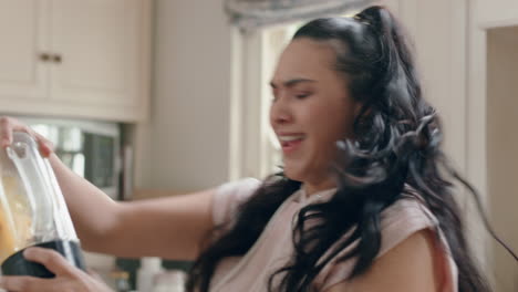 una adolescente con sobrepeso feliz bailando en la cocina haciendo un batido divirtiéndose celebrando una dieta saludable en casa disfrutando del compromiso de estilo de vida