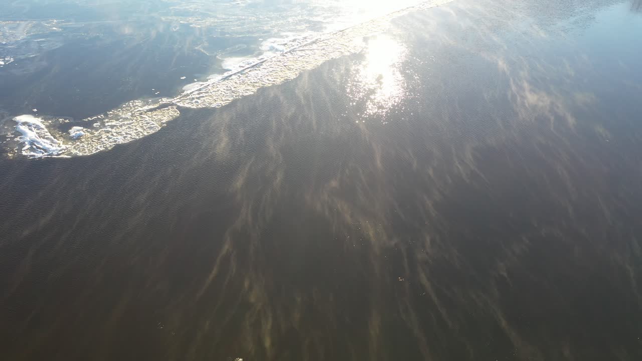 río congelado en invierno