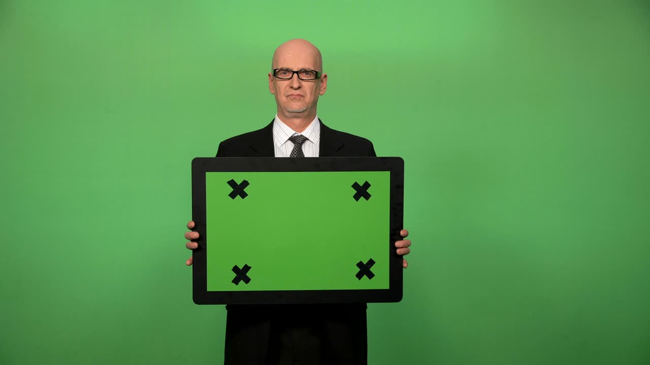 크로마키 보드를 들고 있는 노인 사업가