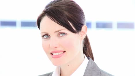 primer plano de una mujer de negocios morena sonriendo