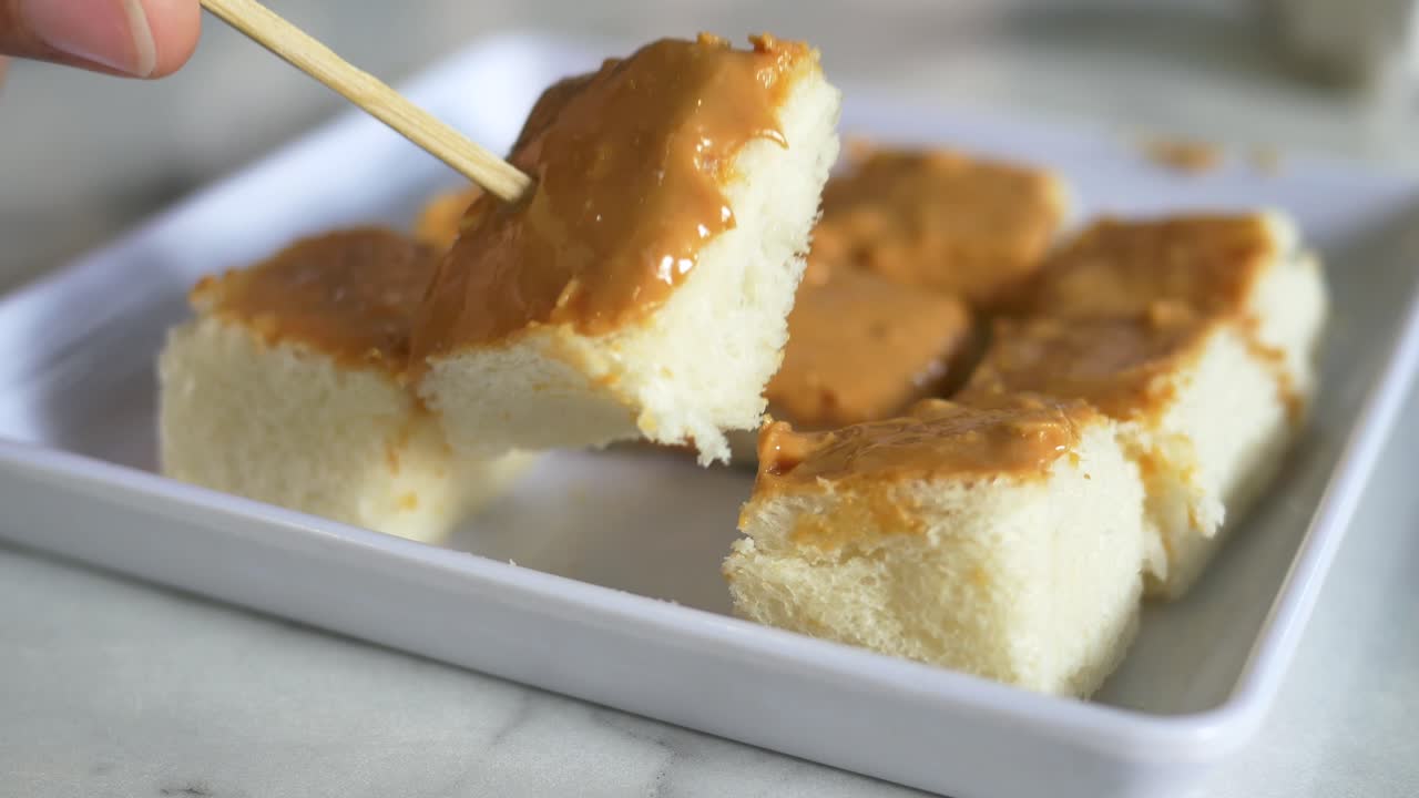 땅콩 버터  ⁇  한 조각을 뽑는 것 ,