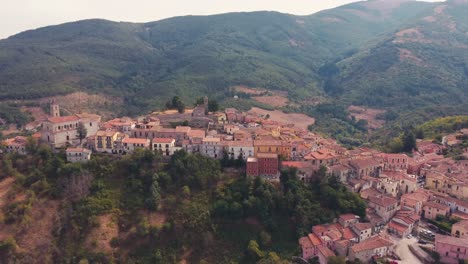 Drone-Volando-Sobre-Una-Antigua-Ciudad-Italiana