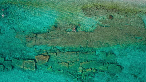 Draufsicht-Auf-Einen-Schwimmenden-Mann-Im-Meer-In-Hanioti,-Griechenland