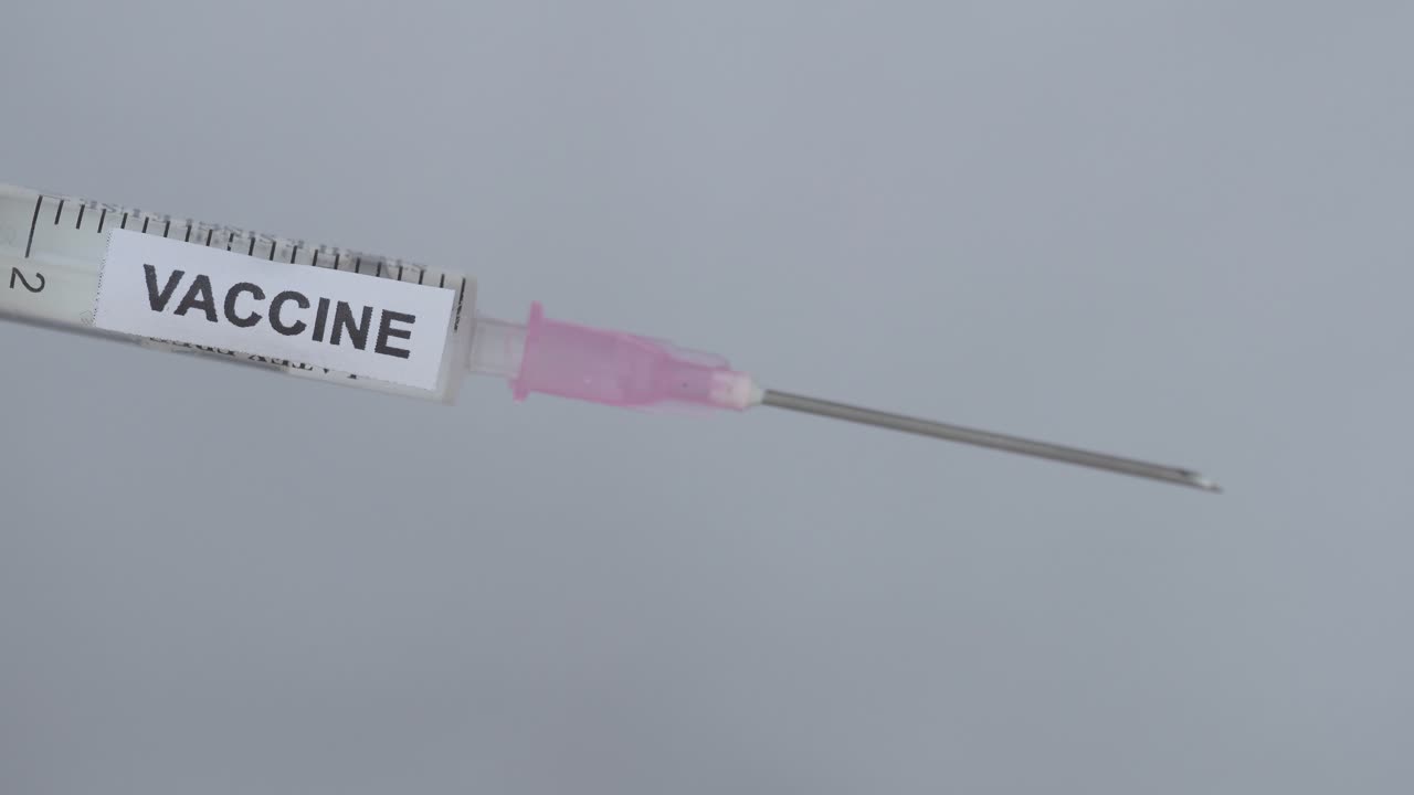 quitar la tapa de la aguja de la jeringa - vacuna covid-19 - cerrar