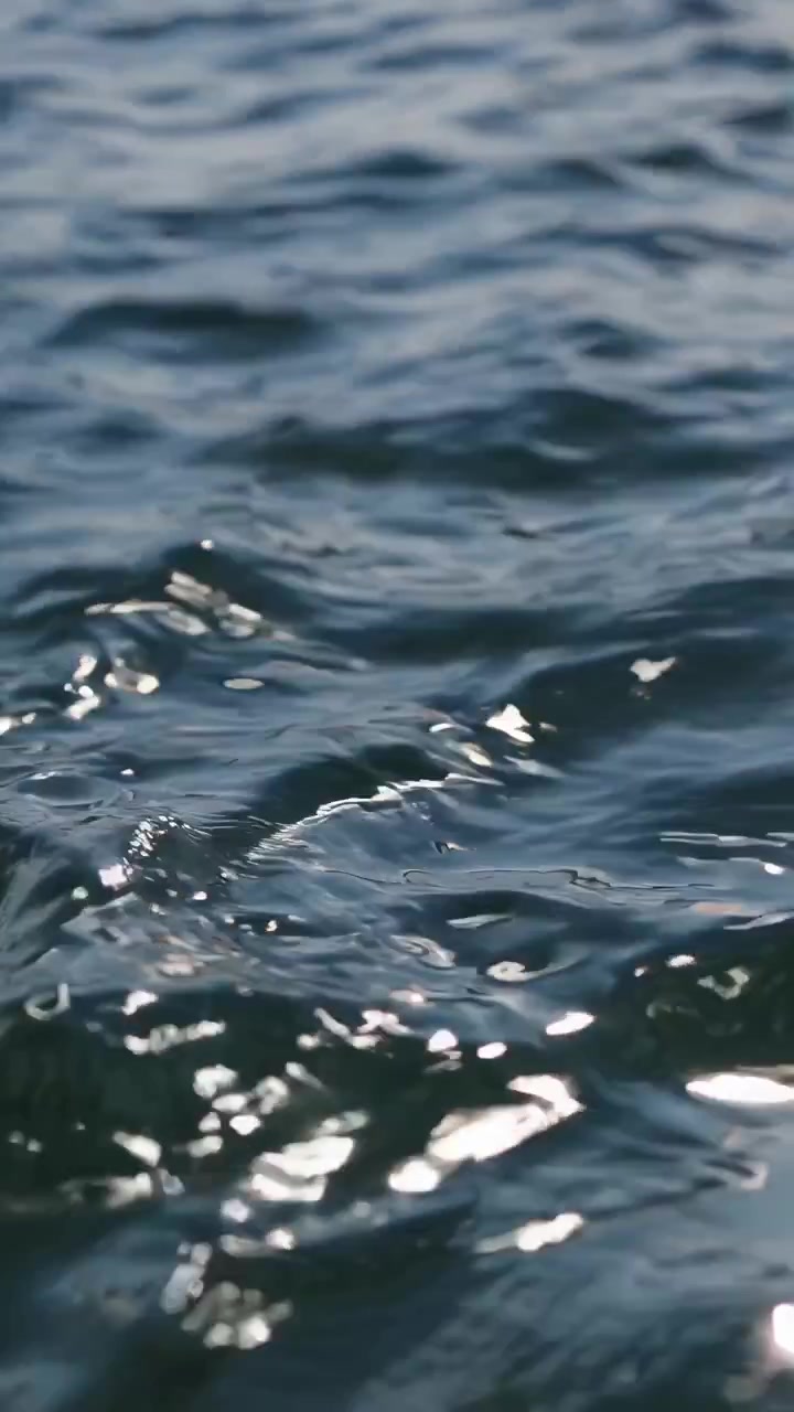 Primo piano di leggere increspature sull'acqua blu scuro dell'oceano