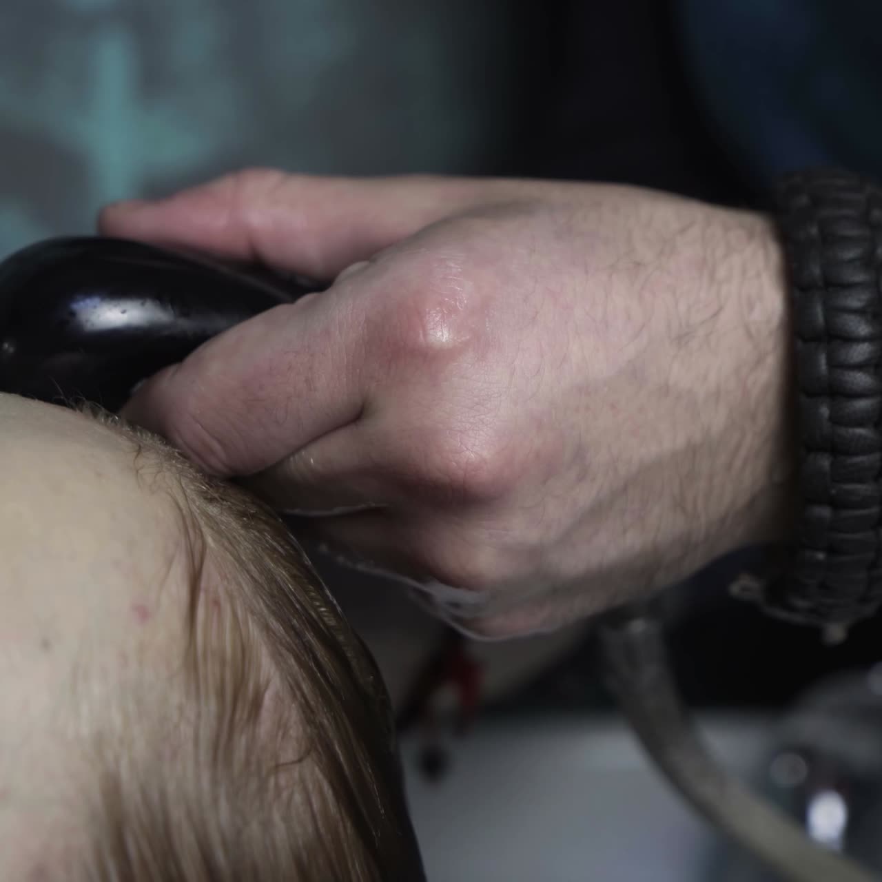 peluquero cortando el cabello