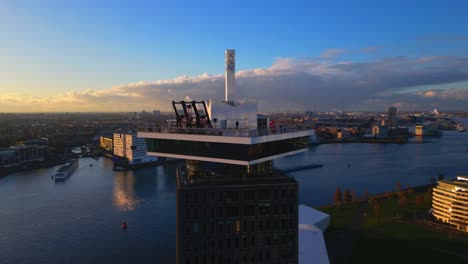 Romántico-Horizonte-De-Ámsterdam-Al-Atardecer-Con-La-Torre-Adam,-El-Río-Ij-Y-El-Centro-De-La-Ciudad