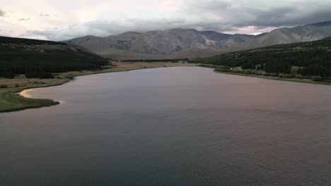 Vista-Aérea-De-La-Laguna-Patagónica-La-Zeta-Sobre-La-Reserva-Natural-Argentina,-Valle-Escénico-De-Esquel,-Aguas-Tranquilas-Durante-El-Verano