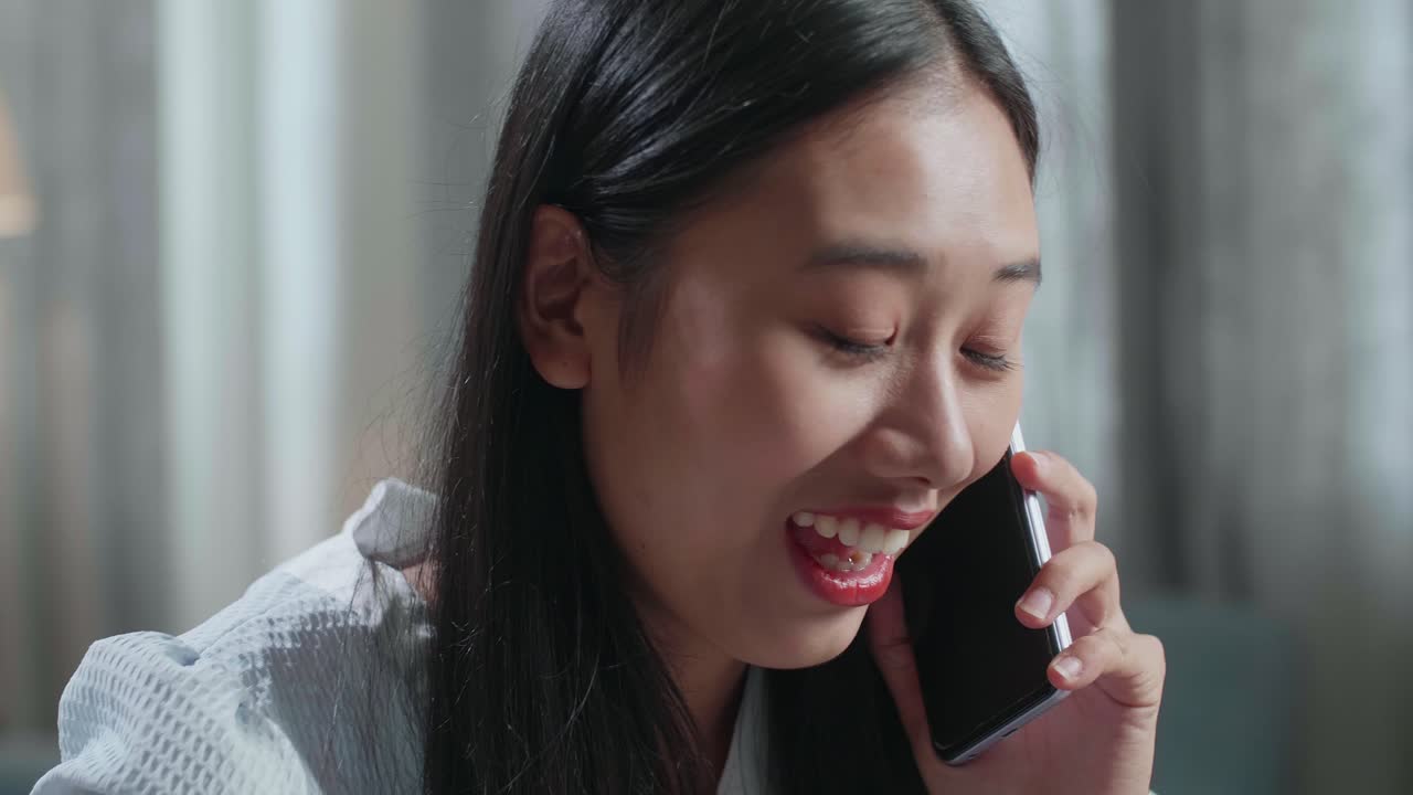 전화 통화 중인 여자