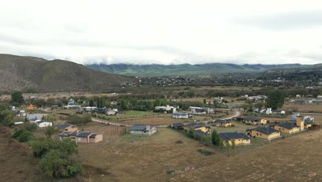 una fotografía de un camión drone del área de construcción en la provincia de tucumán en un día nublado en cámara lenta, casas unifamiliares con espacio de copia