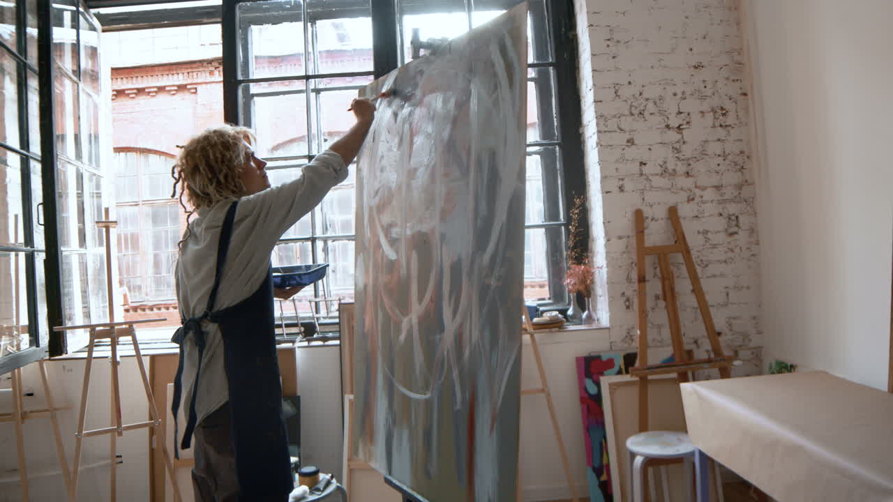 artista pintando en el interior