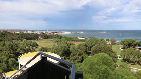 Escalera-De-Jacobs-Del-Norte---Vista-Del-Parque-De-La-Playa-De-Hillarys,-Puerto-De-Botes