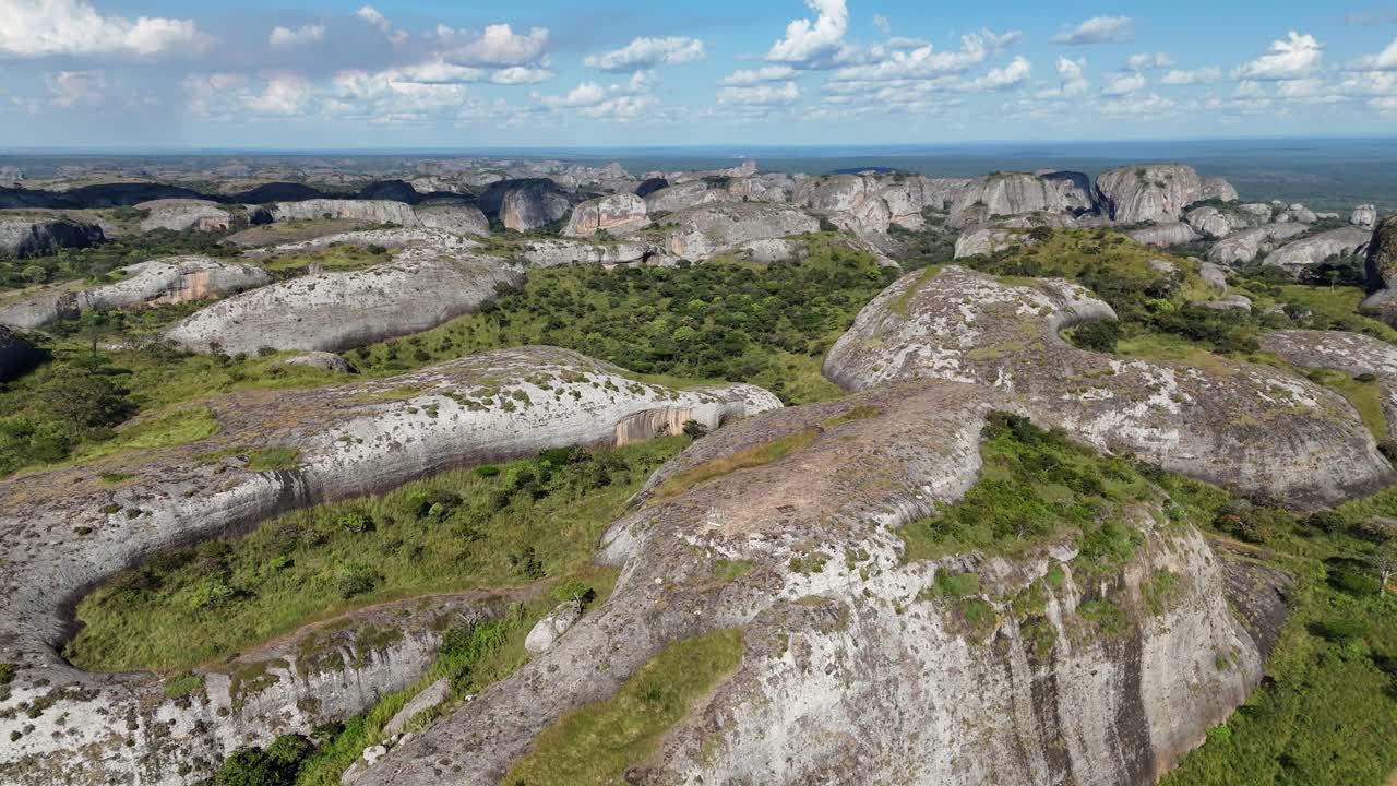 Vista cinematográfica panorâmica da região de Pungo Andongo, com torres de rocha vulcânica e vegetação tropical exuberante. Ampla visão geral panorâmica com drone das formações rochosas de Pedras Negras