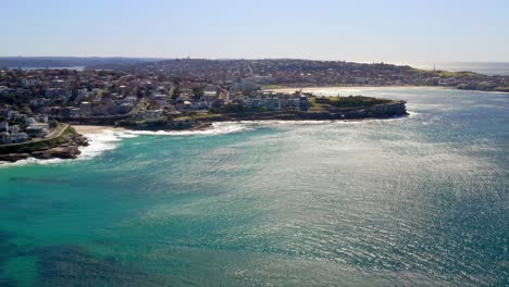 antena de los suburbios de sydney con las playas de bronte, tamarama y bondi en nueva gales del sur, australia