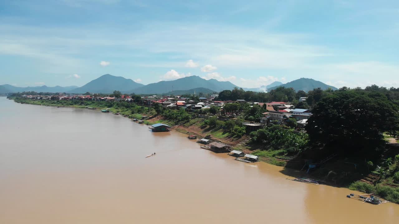 chiang khan en la provincia de loei en la frontera tailandesa de laos en el noreste de tailandia, disparo de drone
