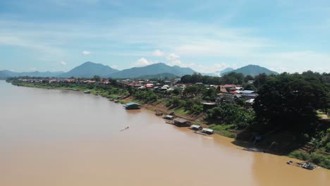 Chiang-Khan-In-Der-Provinz-Loei-An-Der-Thailändischen-Grenze-Zu-Laos-Im-Nordosten-Thailands,-Drohnenaufnahme