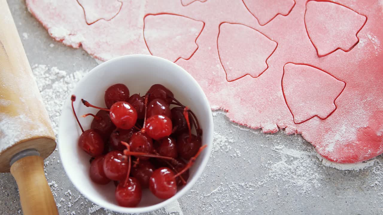 cerezas rojas en un cuenco con galletas de masa y cortador 4k