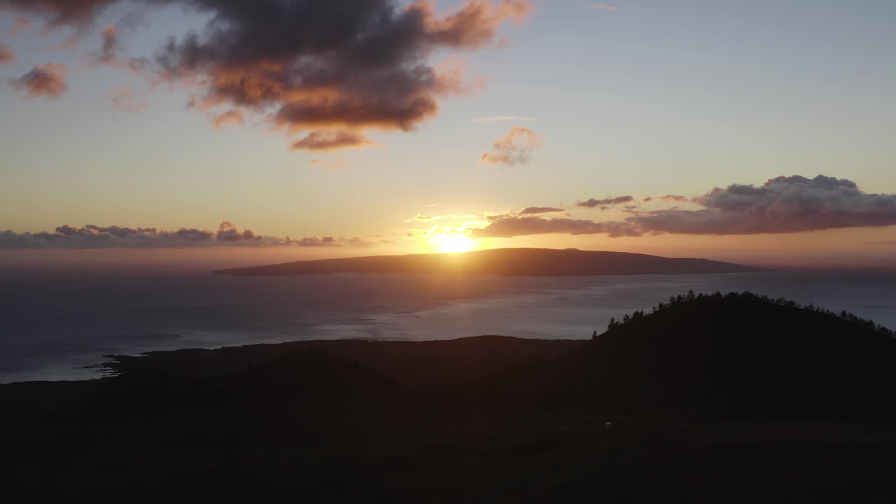 vista de drone de la colorida puesta de sol sobre kaho'olawe, como se ve desde maui, hawai'i en un día tranquilo