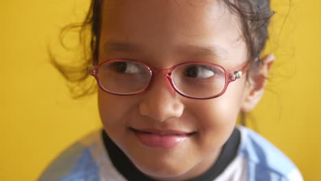 Retrato-De-Un-Niño-Con-Gafas-Nuevas