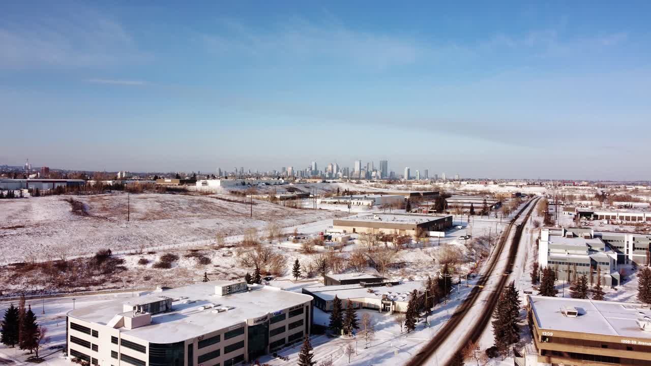 calgary en el centro de la ciudad en un soleado día de invierno con un cielo azul, cubierto de nieve