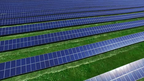 Producción-De-Energía-Limpia-Con-Parque-Solar.-Vista-Aérea-Del-Campo-De-Energía-Solar